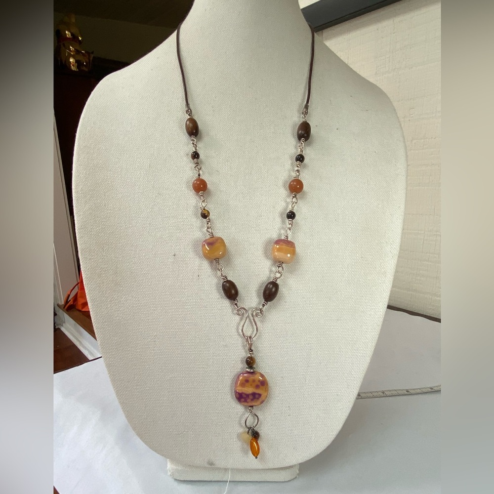 Funky artisan silvertone wire style neutral necklace